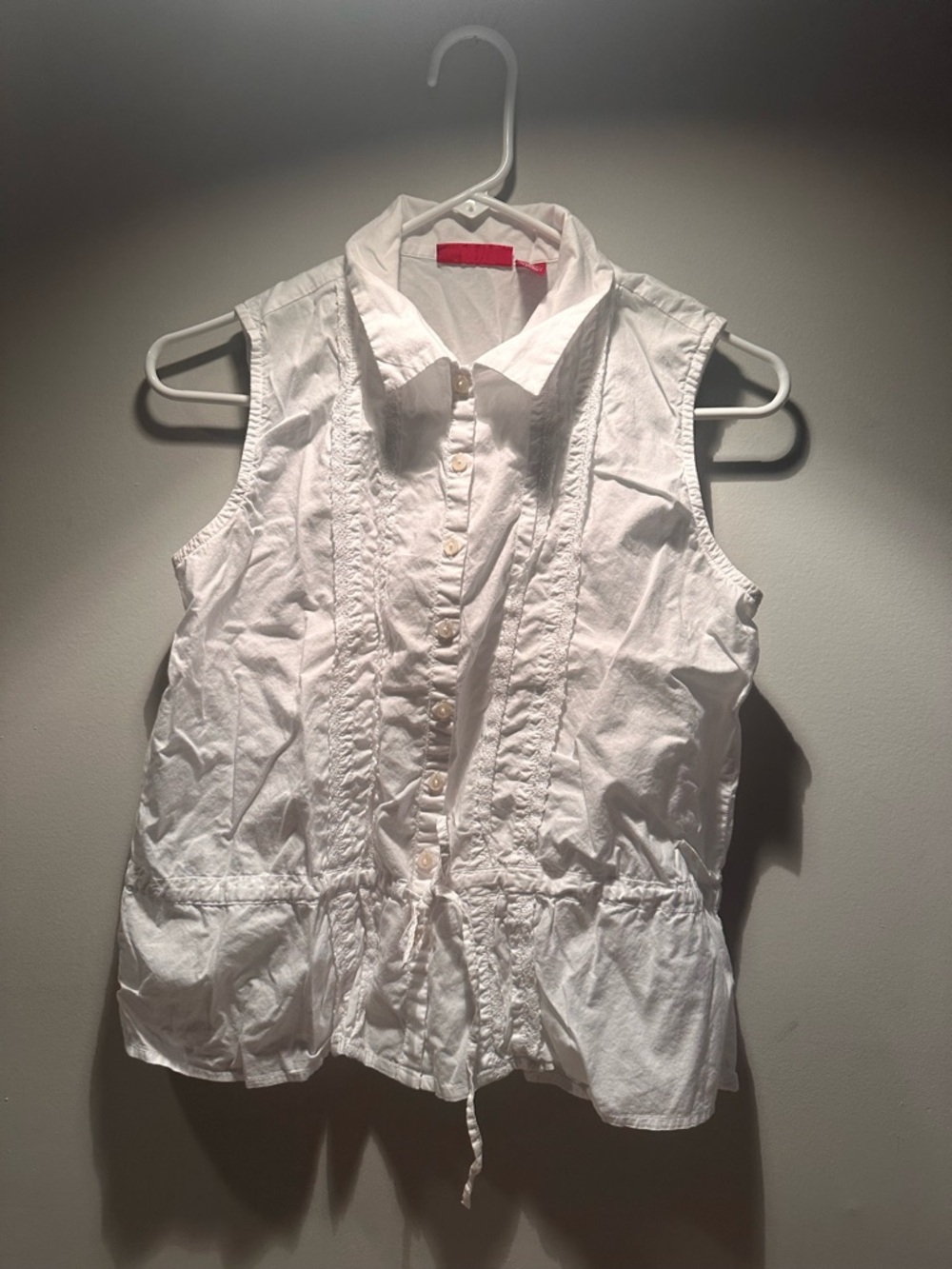 Gloria Vanderbilt White Sleeveless Blouse with Ruffle Details
